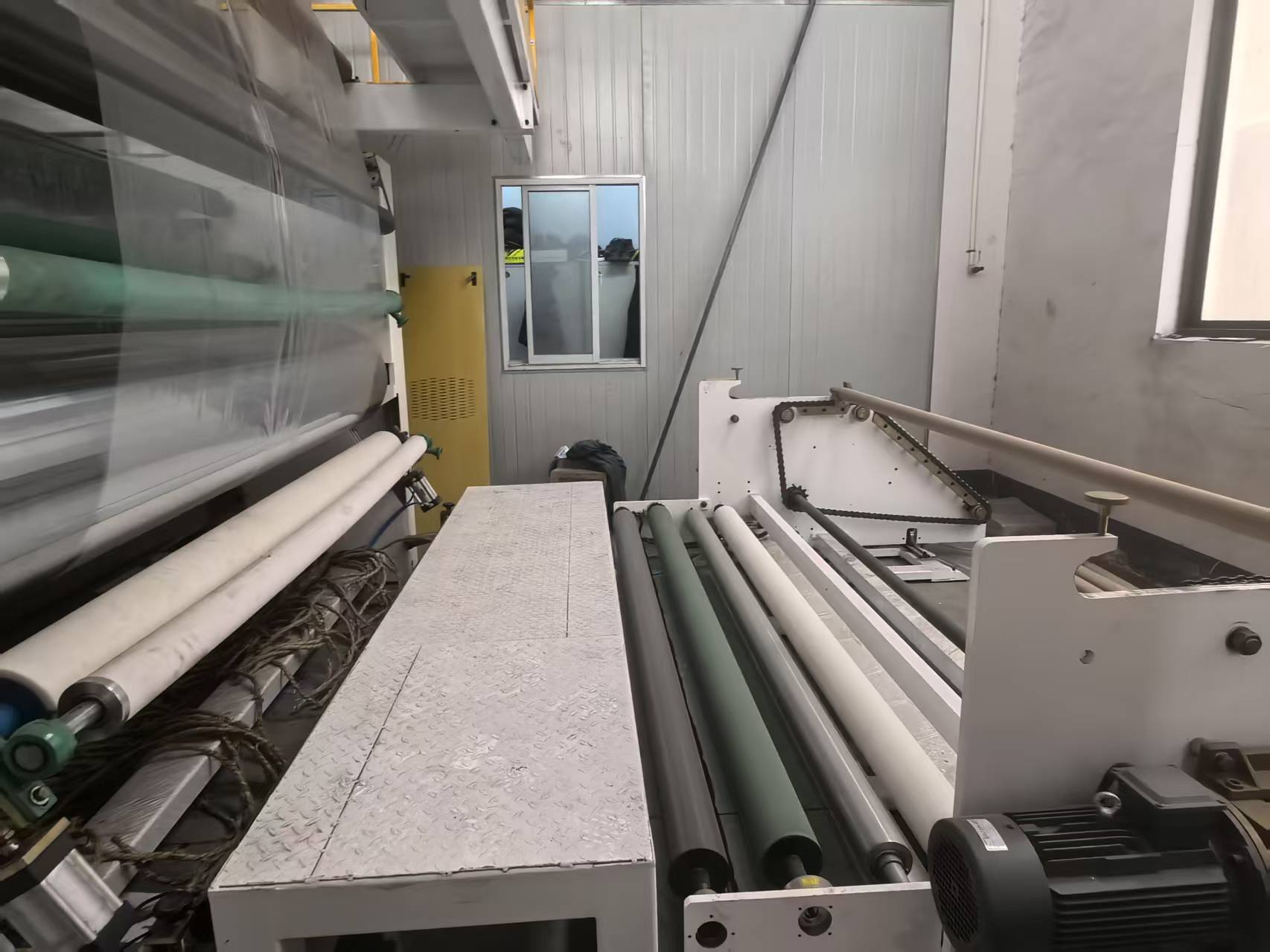 Máquina de recubrimiento de PE para fabricar películas protectoras de superficies de 1300 mm