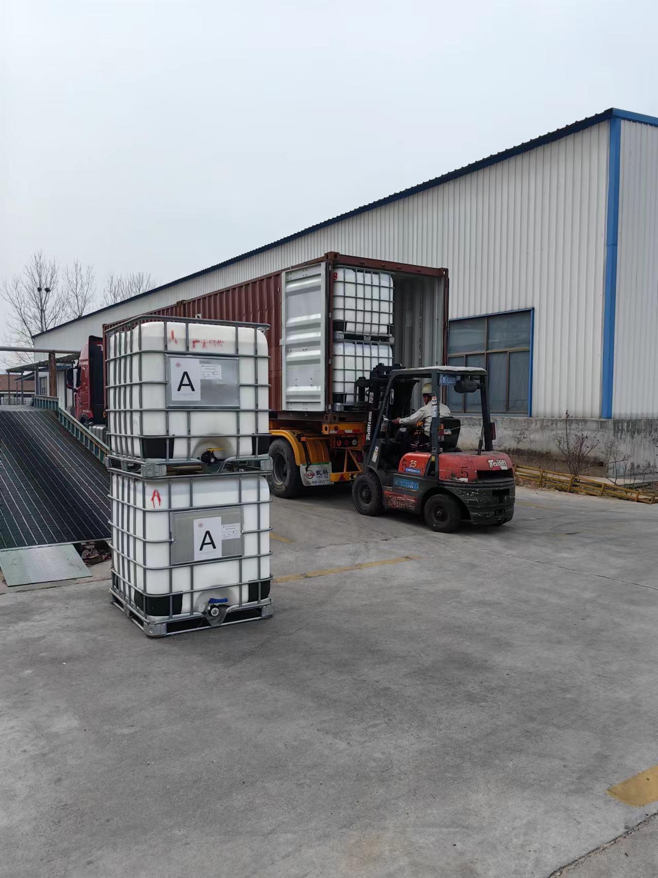 Adhesivo acrílico a base de agua sensible a la presión para película protectora de láminas de puertas