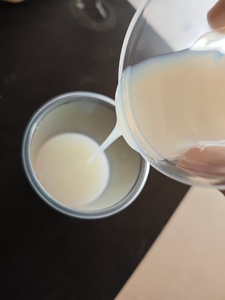 Emulsión acrílica para baldosas de construcción 