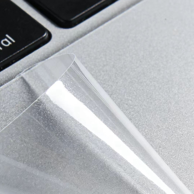 Película protectora transparente para la superficie de aluminio del portátil.