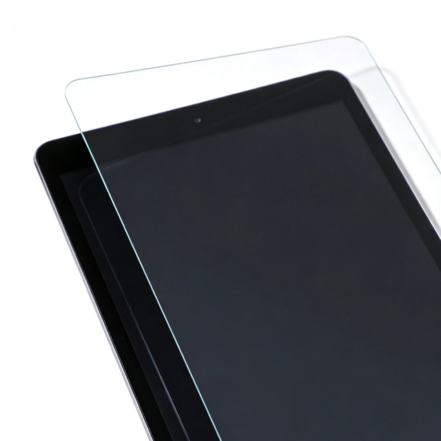 Película protectora transparente para pantallas de tablets.