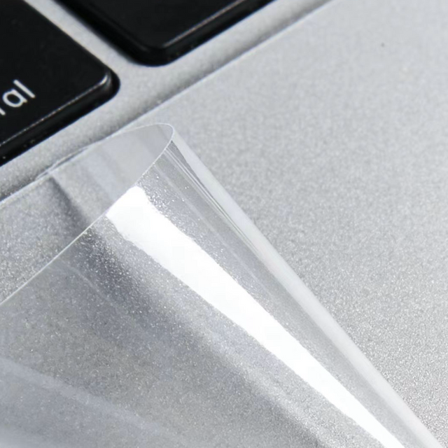 Película protectora transparente sobre la superficie de aluminio del portátil