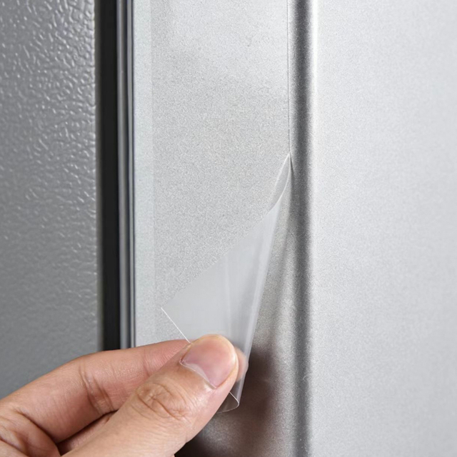 Película protectora en puerta de frigorífico de acero inoxidable.