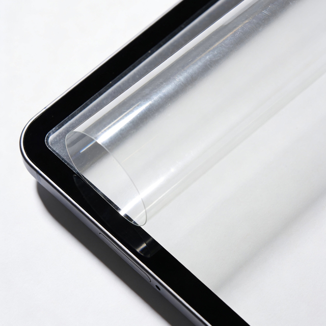 Película protectora transparente aplicada a la pantalla de la tableta