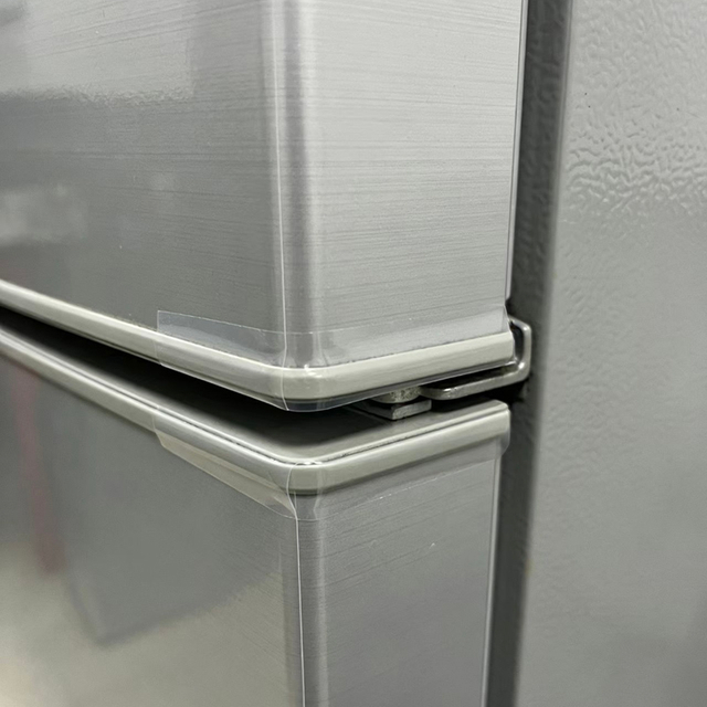 Película protectora de superficies para frigorífico de acero inoxidable.